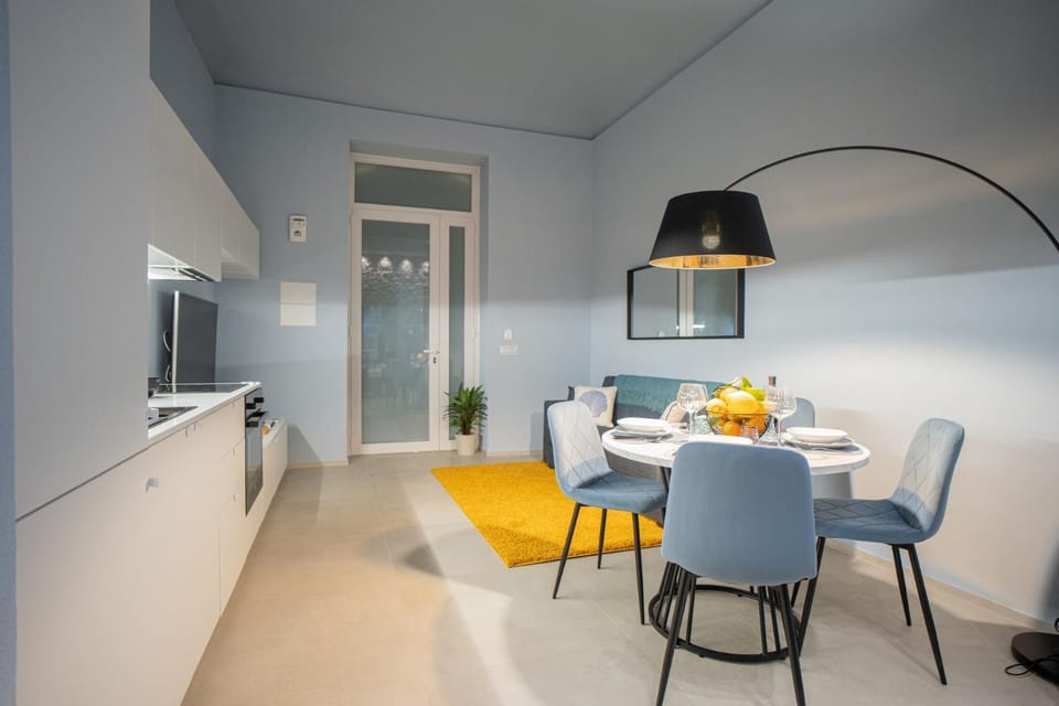 TV and multimedia, Kitchen or kitchenette, Living room, Seating area, Dining area