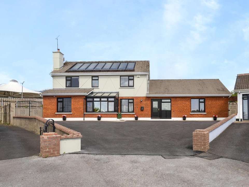 A Newly Renovated 7 Bedroom House House in Limerick