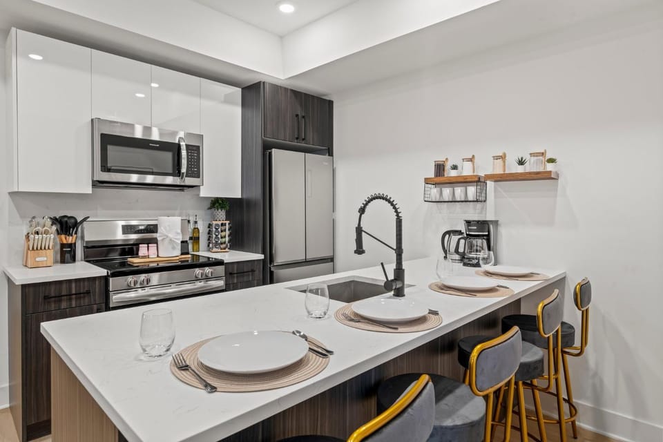 Coffee/tea facilities, Kitchen or kitchenette, Dining area, dishwasher, microwave, oven, stove, toaster
