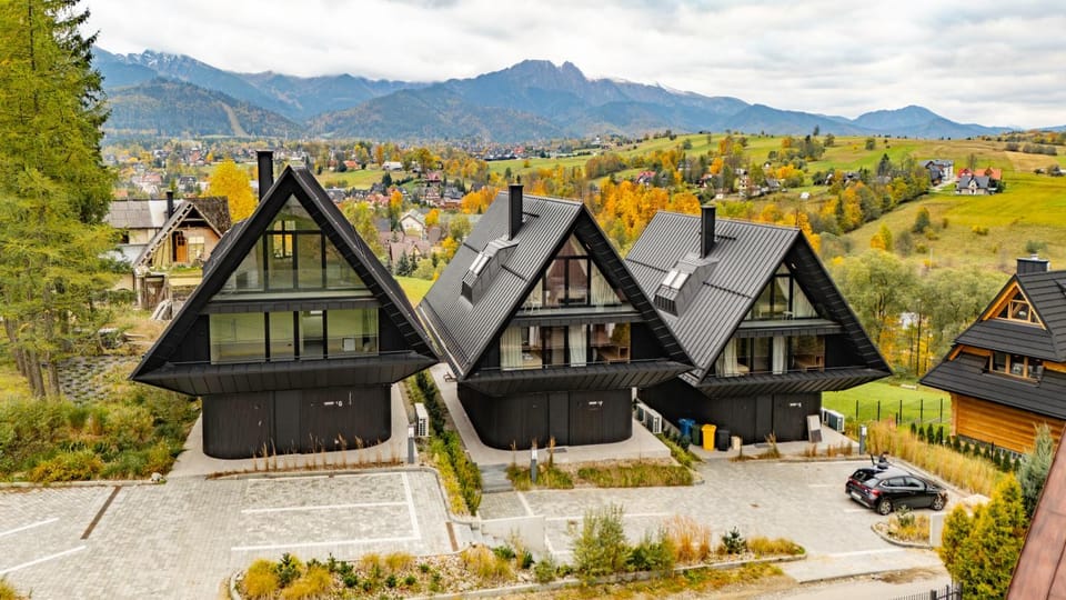 Property building, Natural landscape, Bird's eye view, Mountain view, Parking
