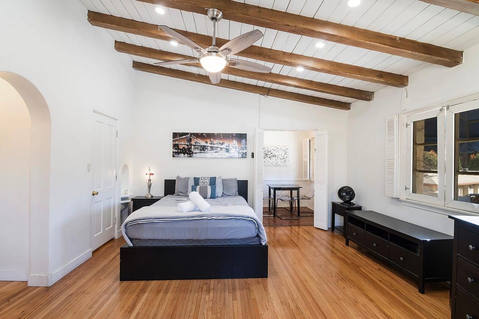 Cozy Beverly Hills Studio Near Shopping with Kitchen Apartment in Beverly Hills