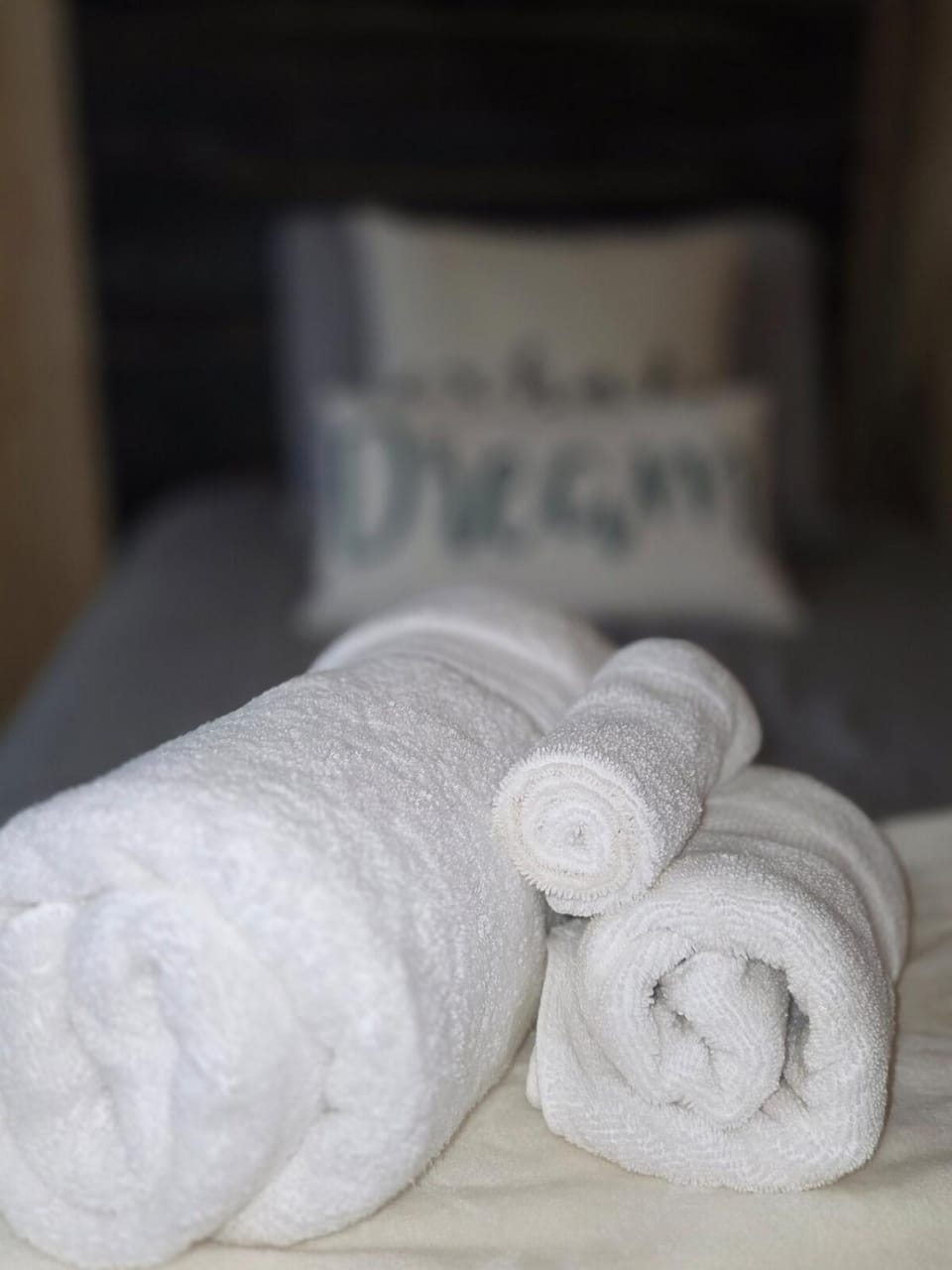 Bed, towels