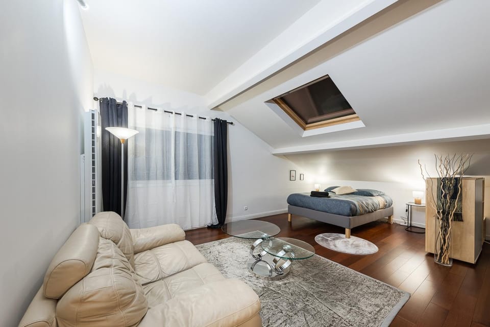 Photo of the whole room, Bedroom