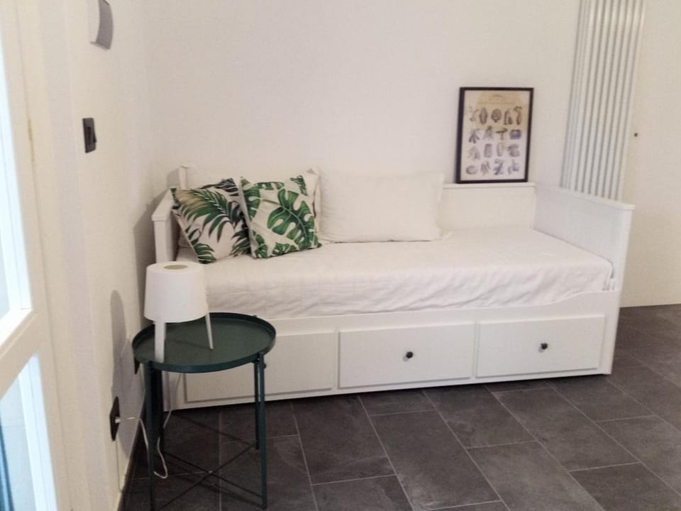 Bed, Living room