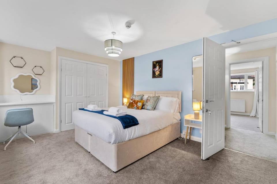 Kingston 5 Bed 2 Bath Contractors Close to Station House in Kingston upon Thames