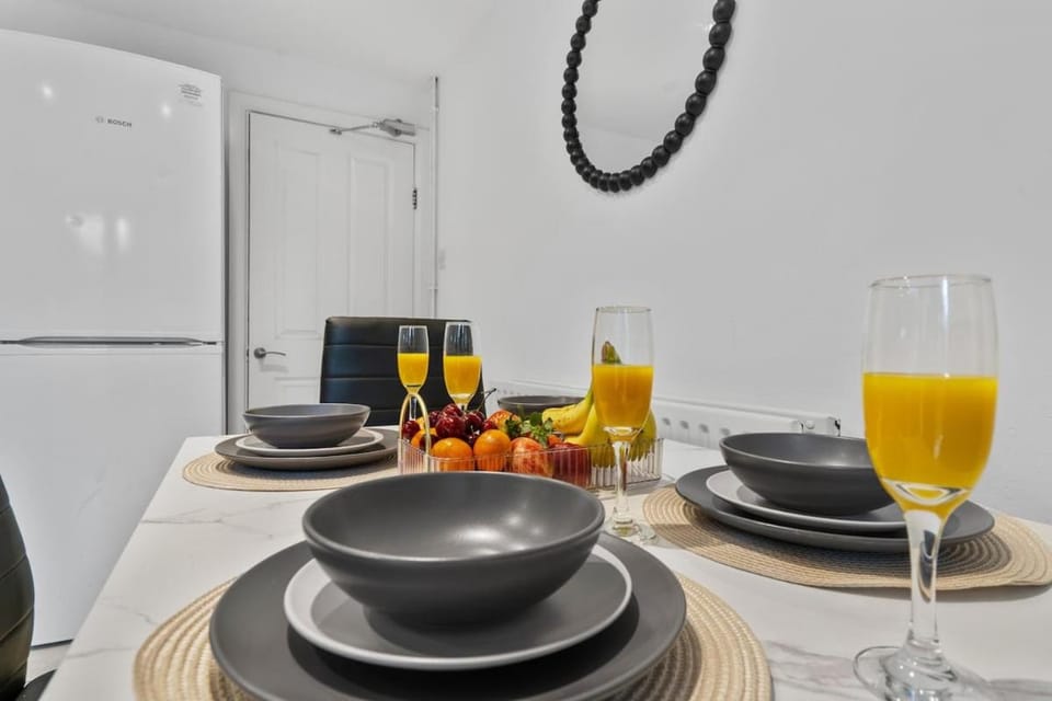 Kingston 5 Bed 2 Bath Contractors Close to Station House in Kingston upon Thames
