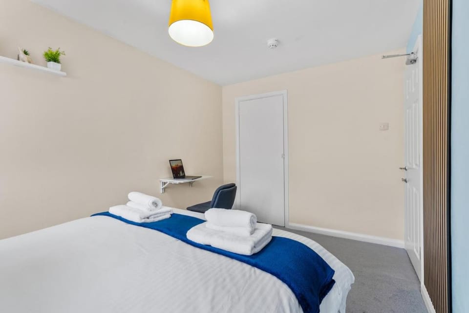 Kingston 5 Bed 2 Bath Contractors Close to Station House in Kingston upon Thames