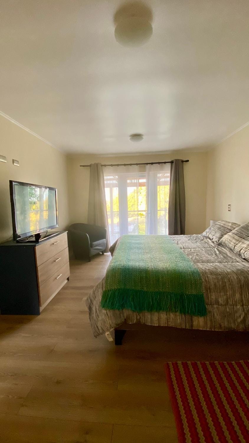 Bed, TV and multimedia, Photo of the whole room, Bedroom