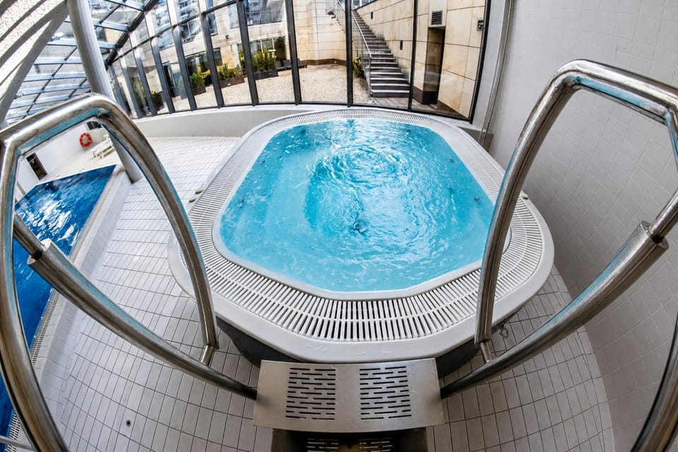 Hot Tub, Swimming pool