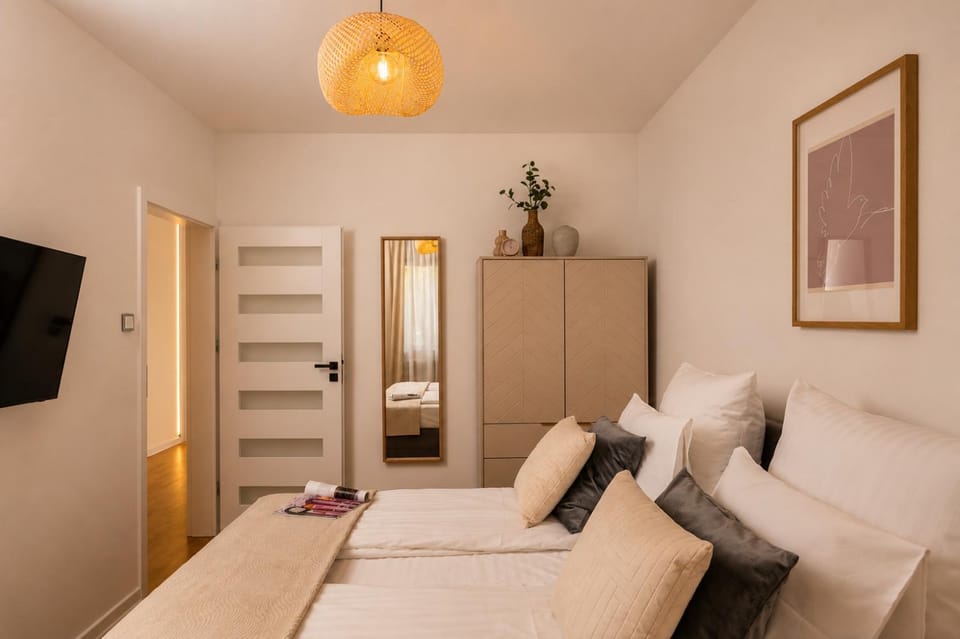 Bed, TV and multimedia, Bedroom, internet, towels, wardrobe