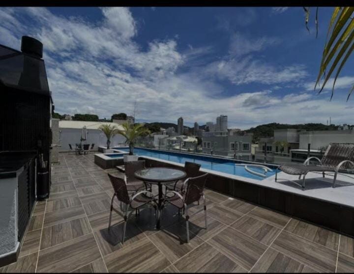 Suítes climatizadas com lazer na Praia dos Amores Apartment in Balneário Camboriú