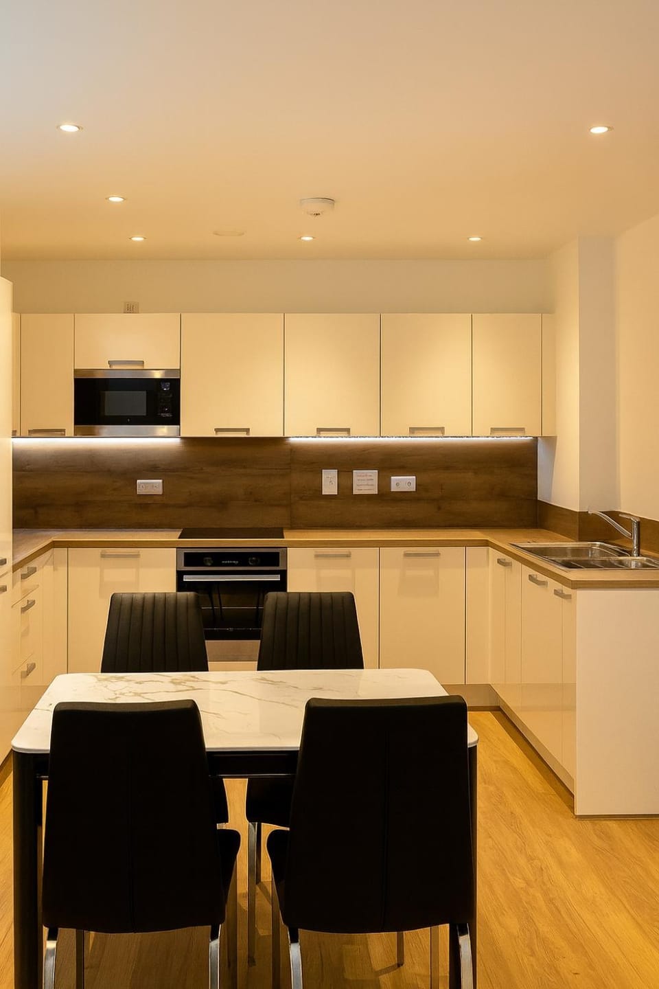 Kitchen or kitchenette, Dining area