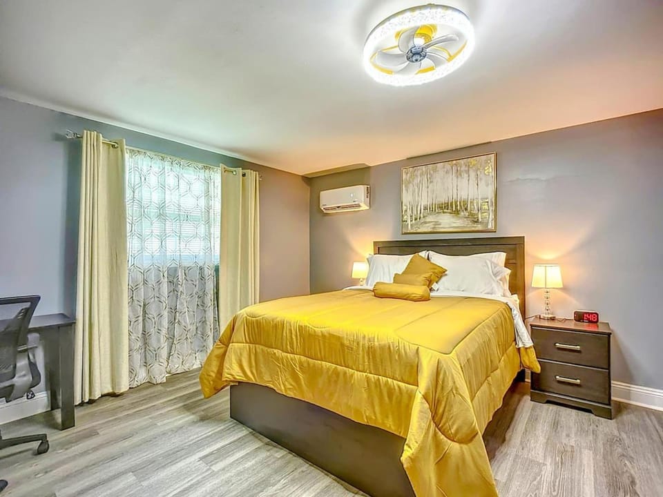 Private Guest House 10 Min to Airport & Downtown Bed and Breakfast in Jacksonville