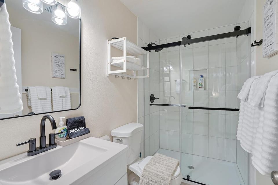 Portland Retreat with Fenced Yard Apartment in Beaverton