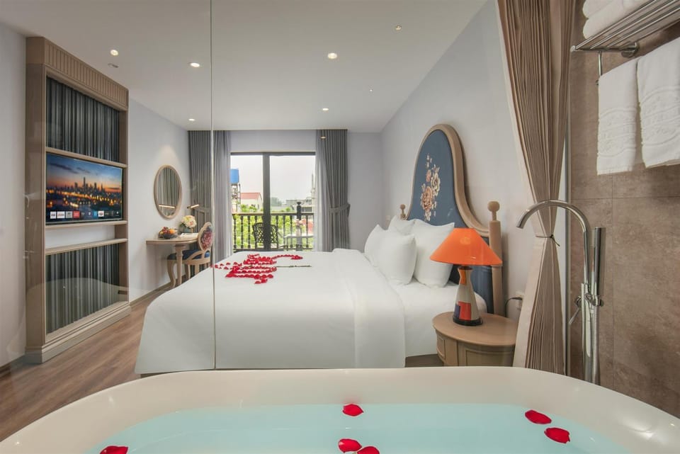 Bed, TV and multimedia, Bedroom