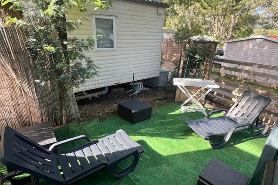 Property building, Patio, Day, Garden, Seating area, Garden view, sunbed