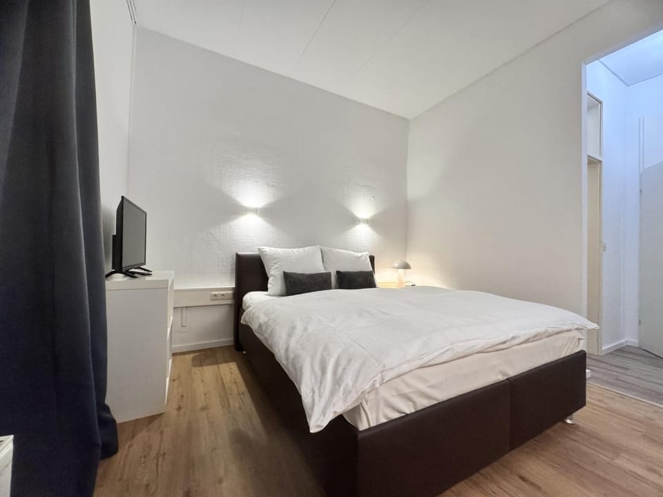 TV and multimedia, Photo of the whole room, Bedroom