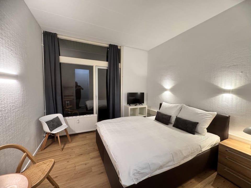 Bed, TV and multimedia, Photo of the whole room, Bedroom