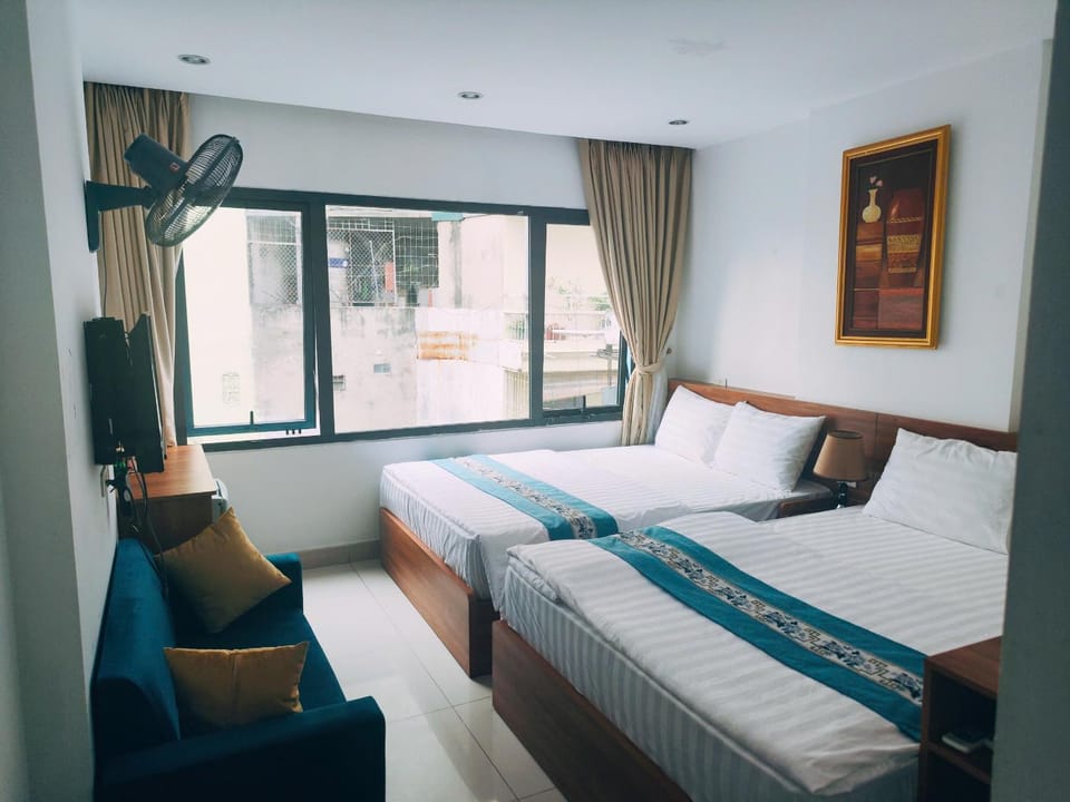 Bed, TV and multimedia, Living room, Photo of the whole room, Seating area, Bedroom