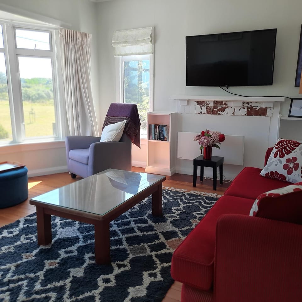 Little Blue Bach House in Whanganui