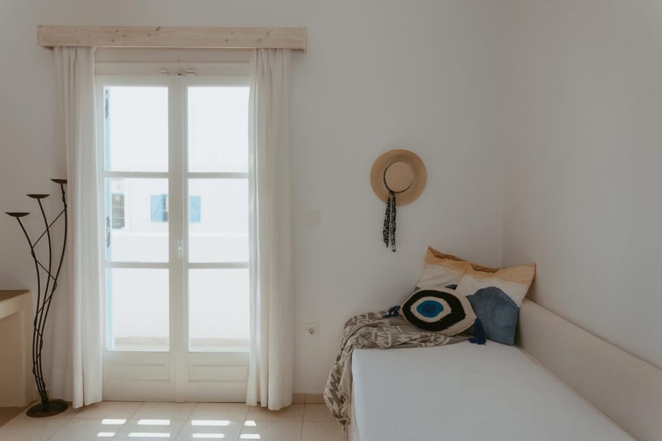 Bed, Living room