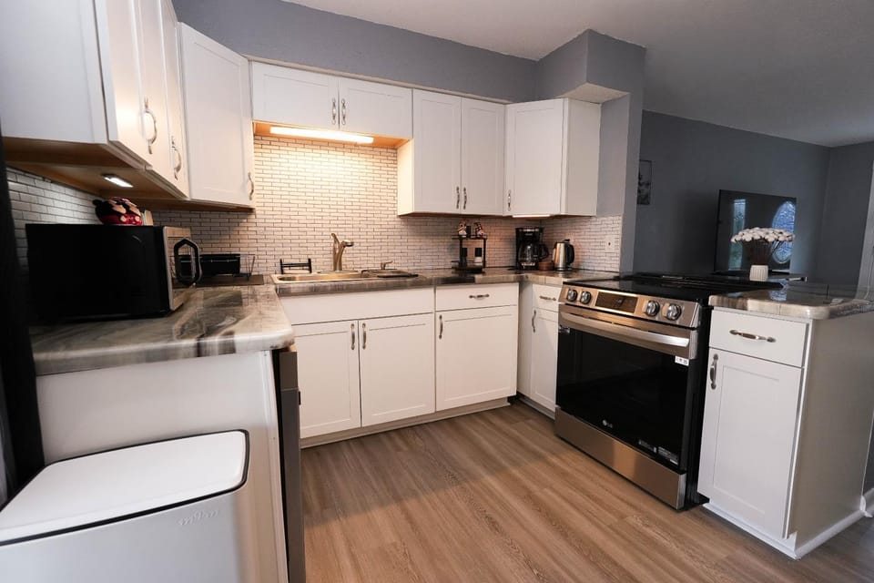 Coffee/tea facilities, Kitchen or kitchenette, dishwasher, oven, stove, toaster