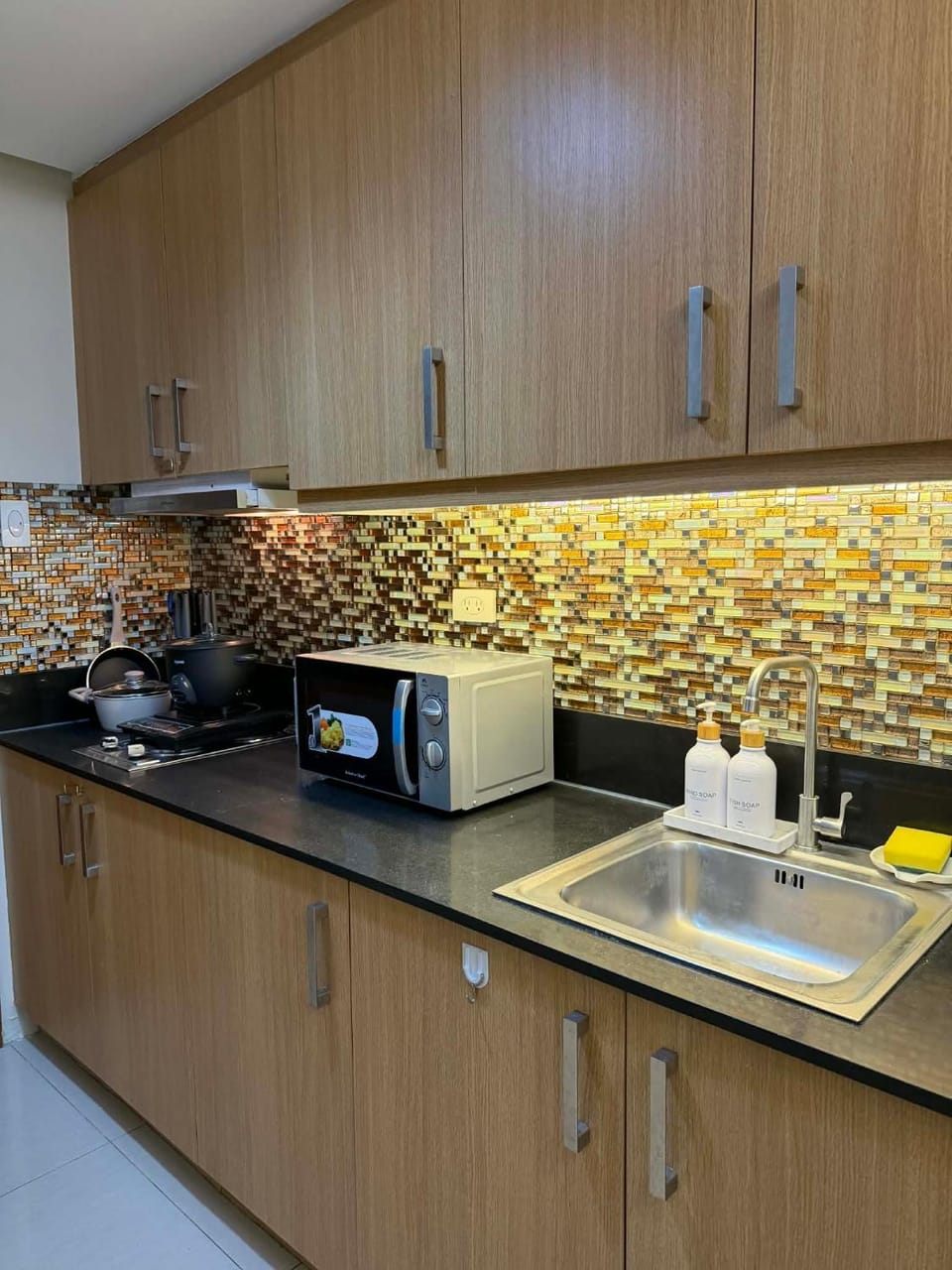 Coffee/tea facilities, Kitchen or kitchenette, stove