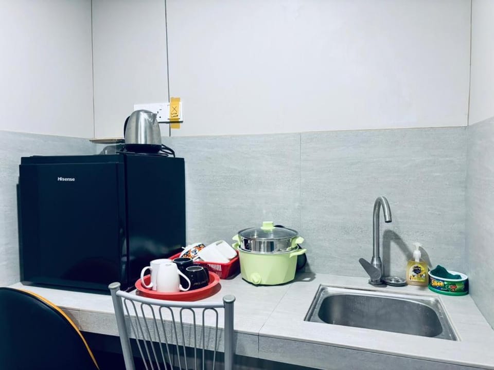 Kitchen or kitchenette, minibar