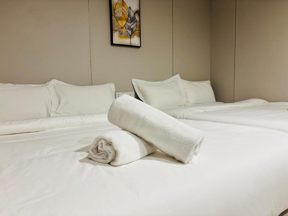 Bed, Photo of the whole room, Bedroom, towels
