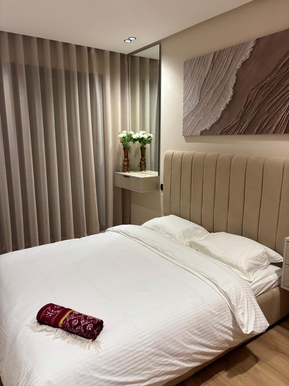 Photo of the whole room, Bedroom