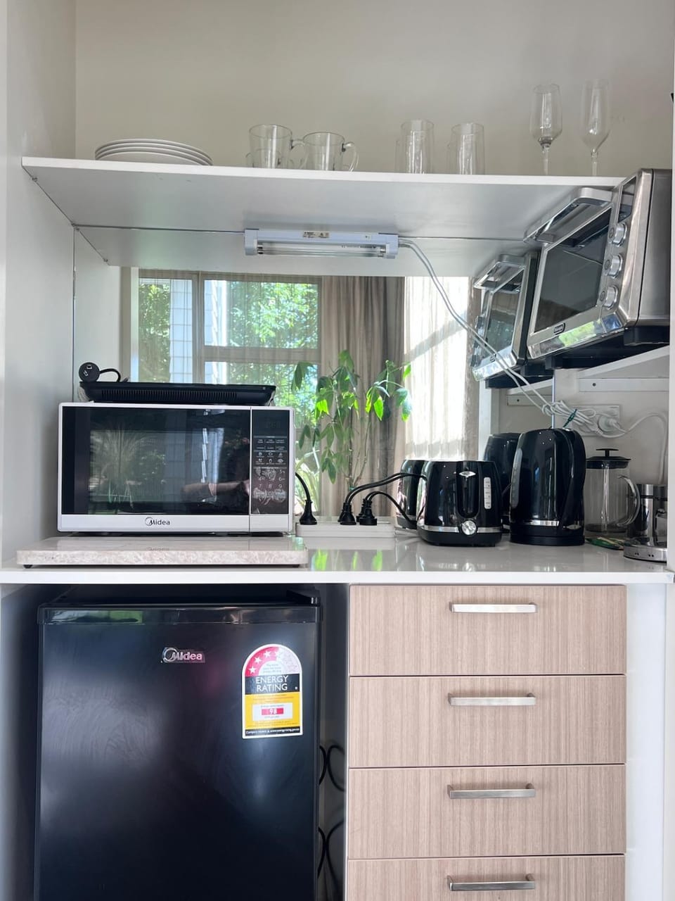 Coffee/tea facilities, Kitchen or kitchenette, oven, stove, toaster