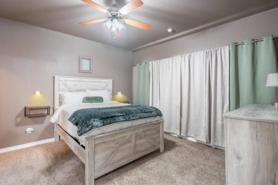 Sunset Retreat, Clean Modern 3BR, Garage, Near 191 House in Odessa
