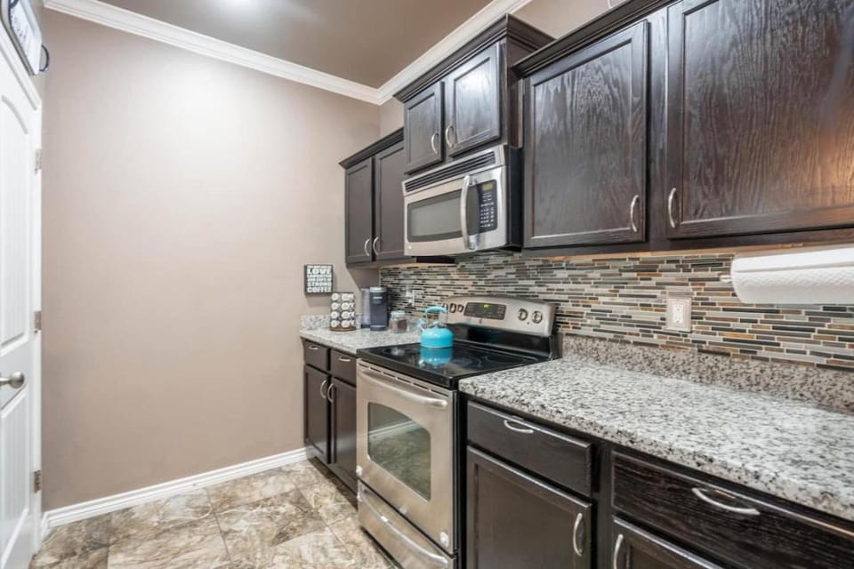 Sunset Retreat, Clean Modern 3BR, Garage, Near 191 House in Odessa