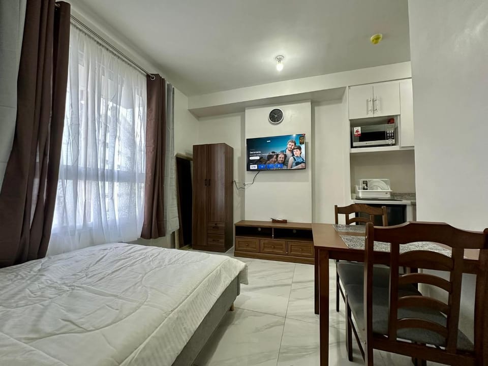 TV and multimedia, Photo of the whole room, Dining area, Bedroom