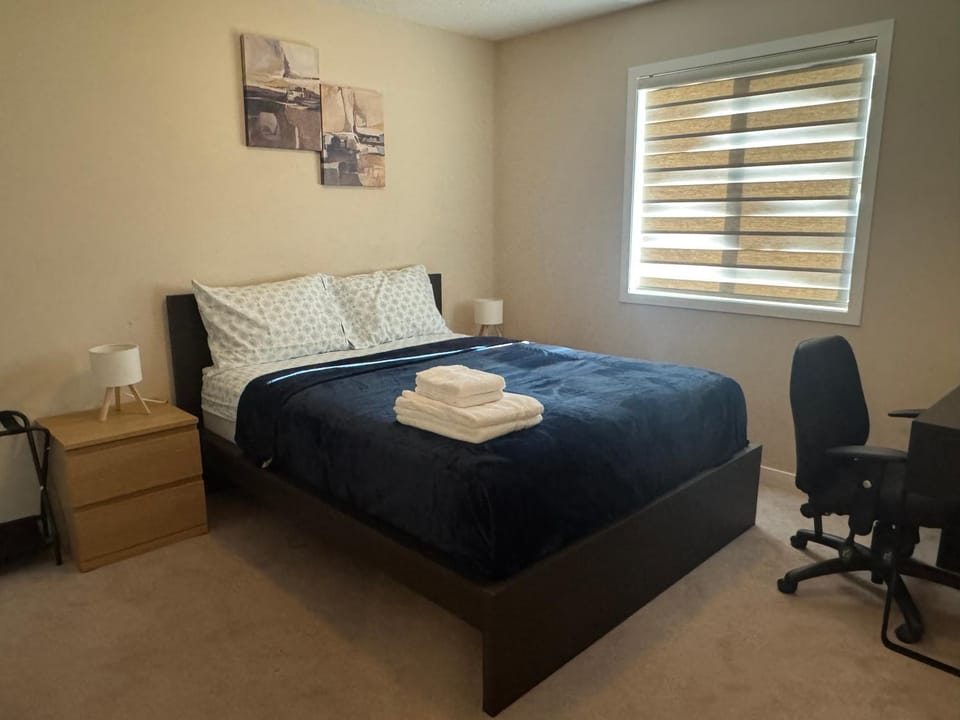 Bed, Bedroom, towels