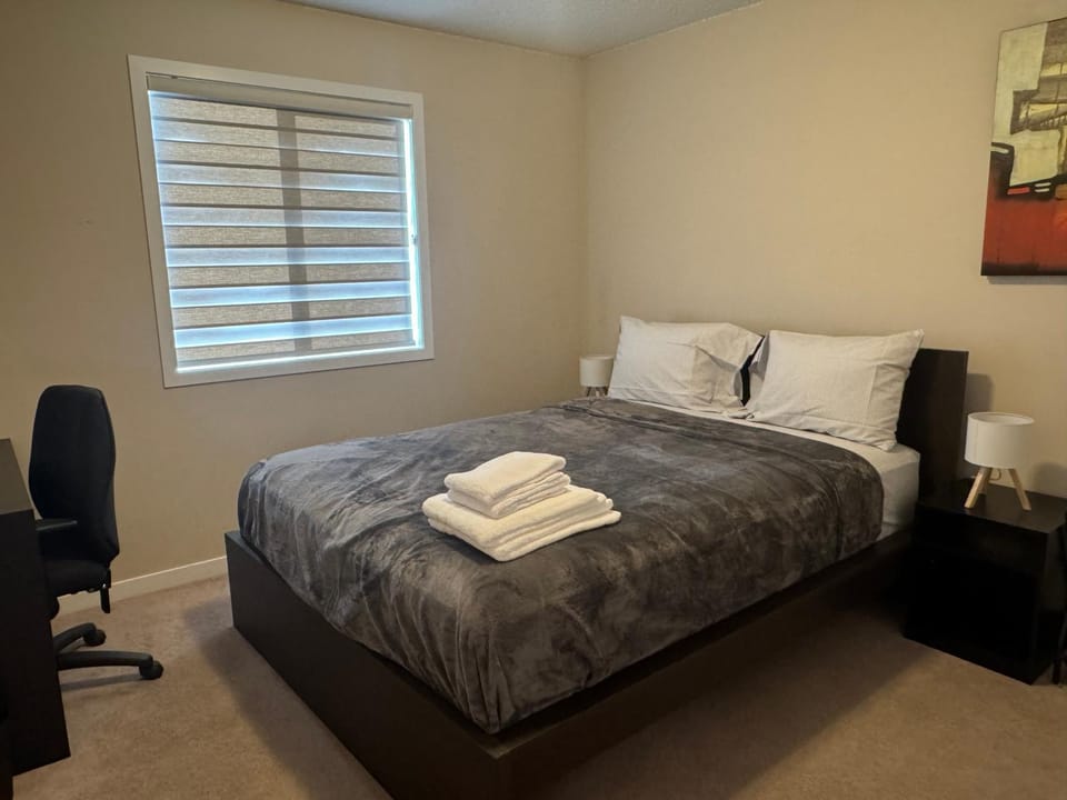 Bed, Bedroom, towels