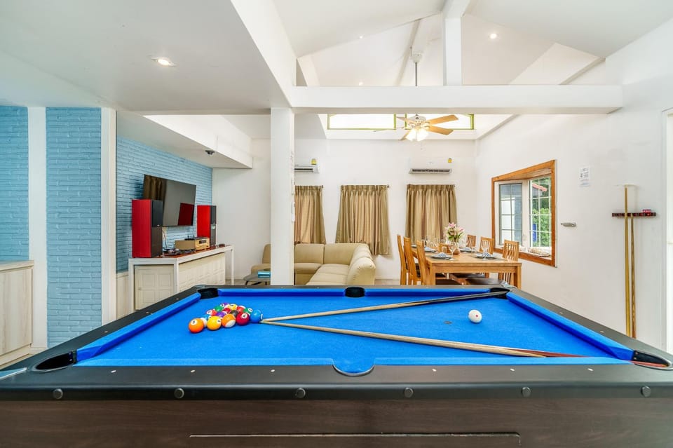 Billiard, Game Room