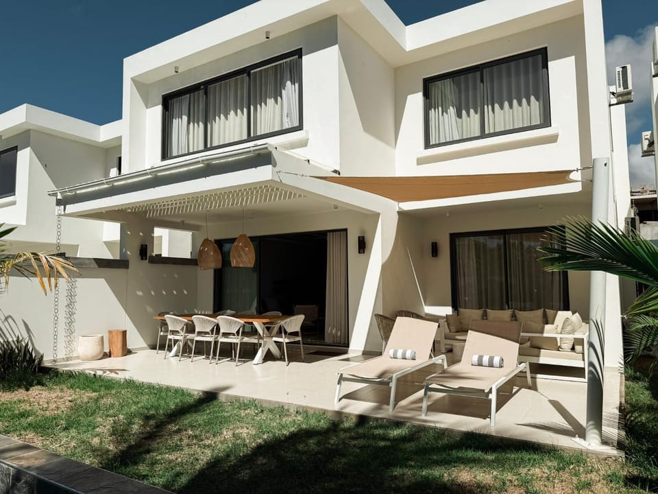 Property building, Garden, Balcony/Terrace, Seating area, sunbed