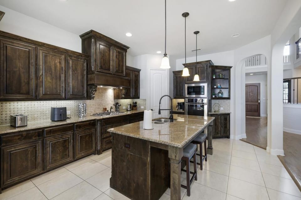 5B Luxe Frisco Retreat with Private Cinema & Yard House in Frisco