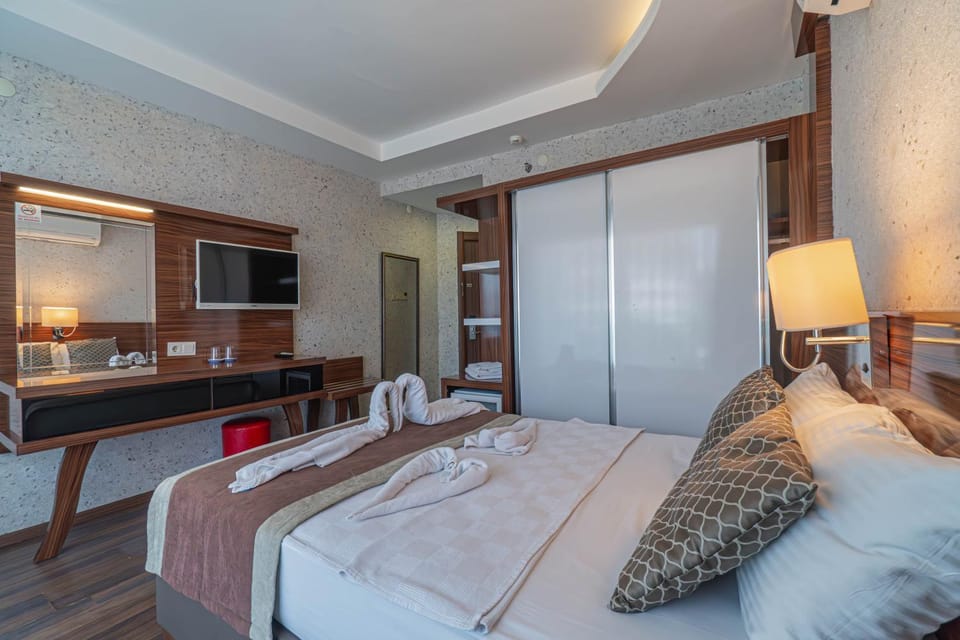 Bed, TV and multimedia, Bedroom, towels