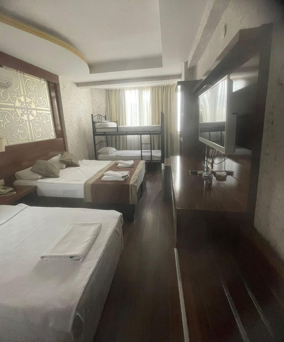 TV and multimedia, Photo of the whole room, Bedroom