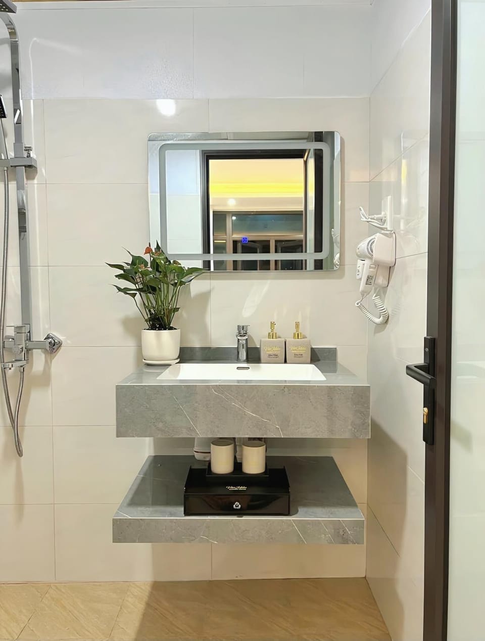 Shower, Toilet, dryer