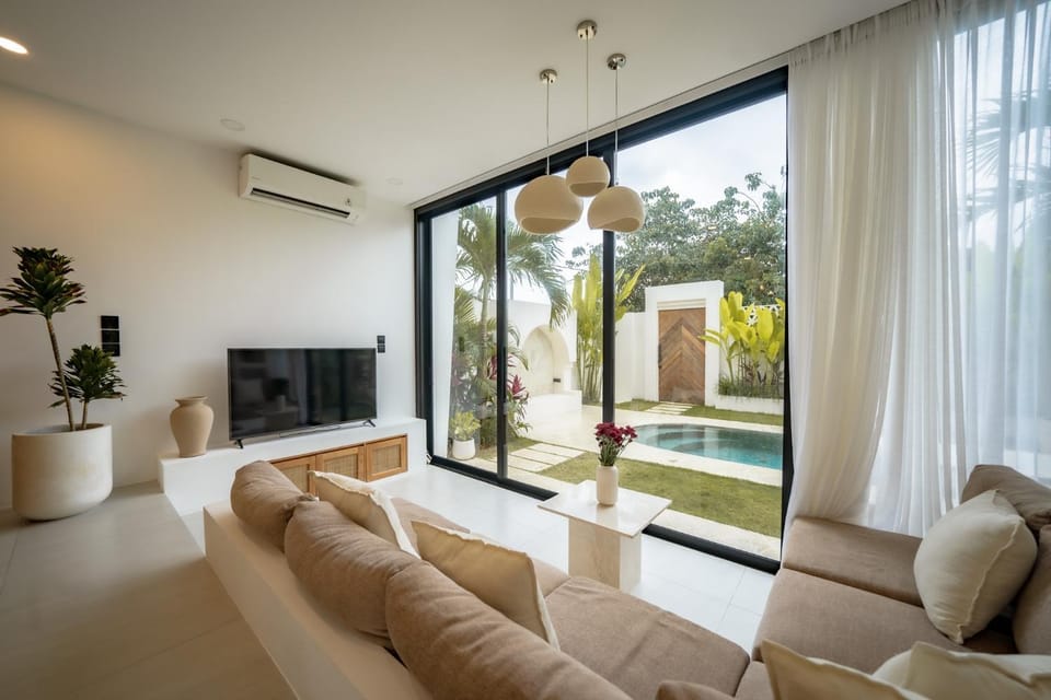 TV and multimedia, Living room, Seating area, Pool view
