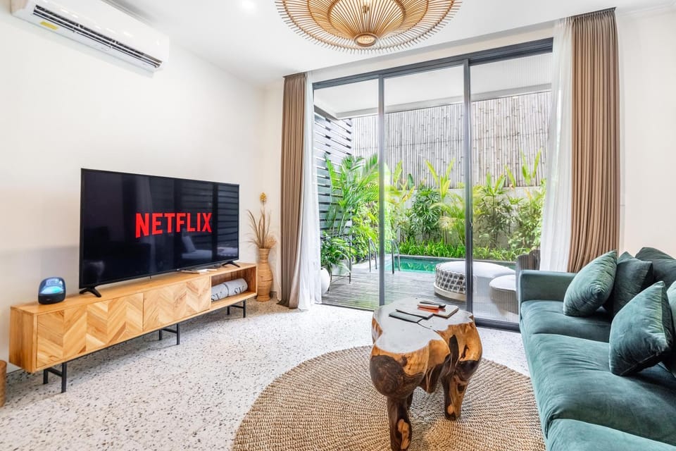TV and multimedia, View (from property/room), Living room, Seating area, air conditioner