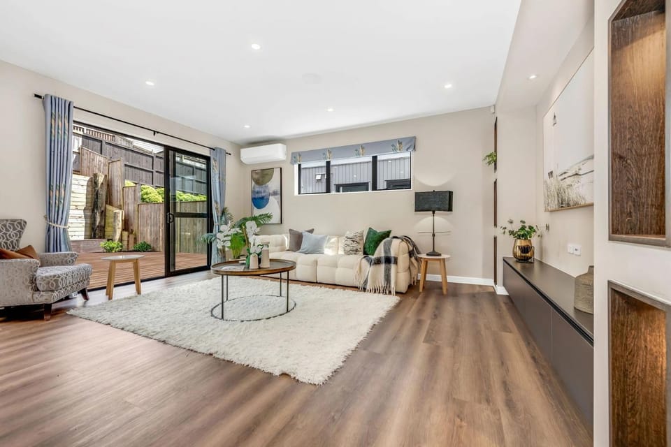 Alluvial New Build - Huge Backyard & Deck, 6 Baths House in Auckland