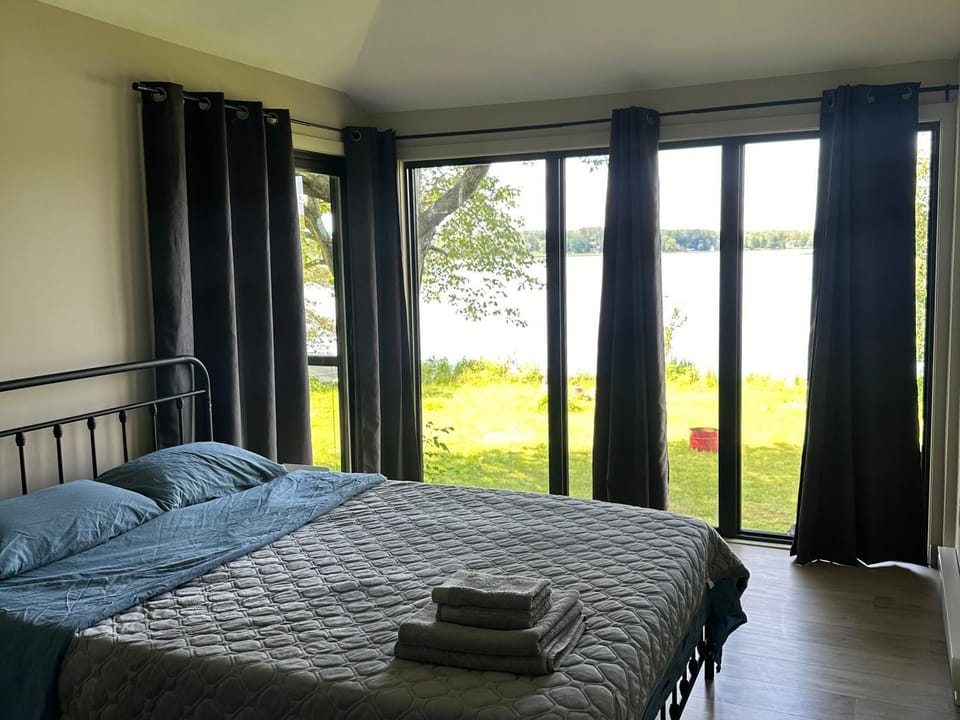 View (from property/room), Dining area, Garden view, Lake view, Landmark view