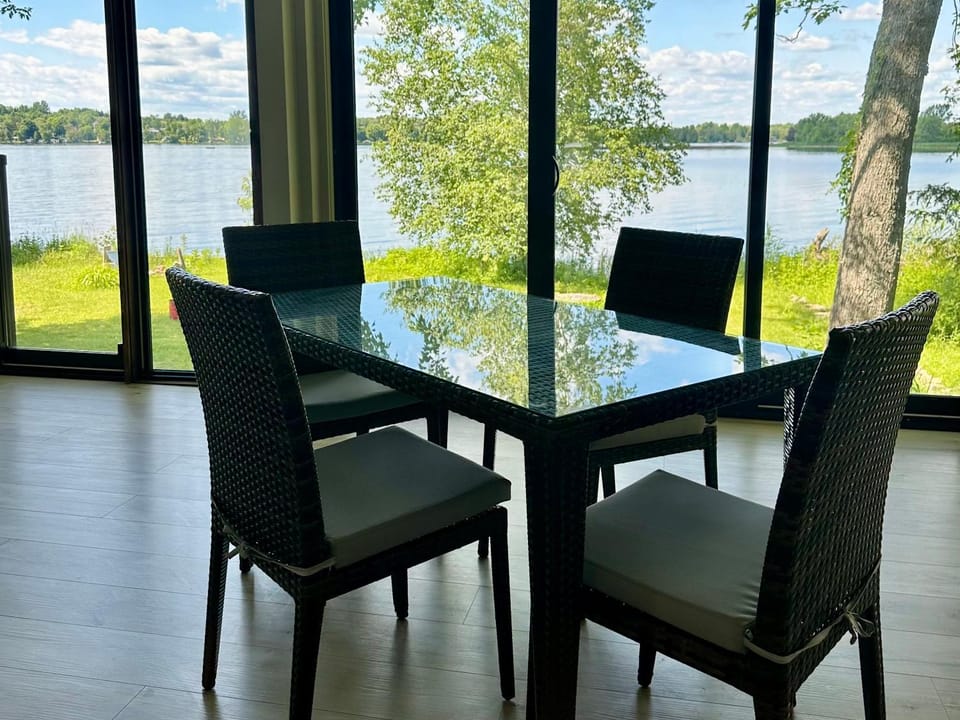 View (from property/room), Dining area, Garden view, Lake view, Landmark view