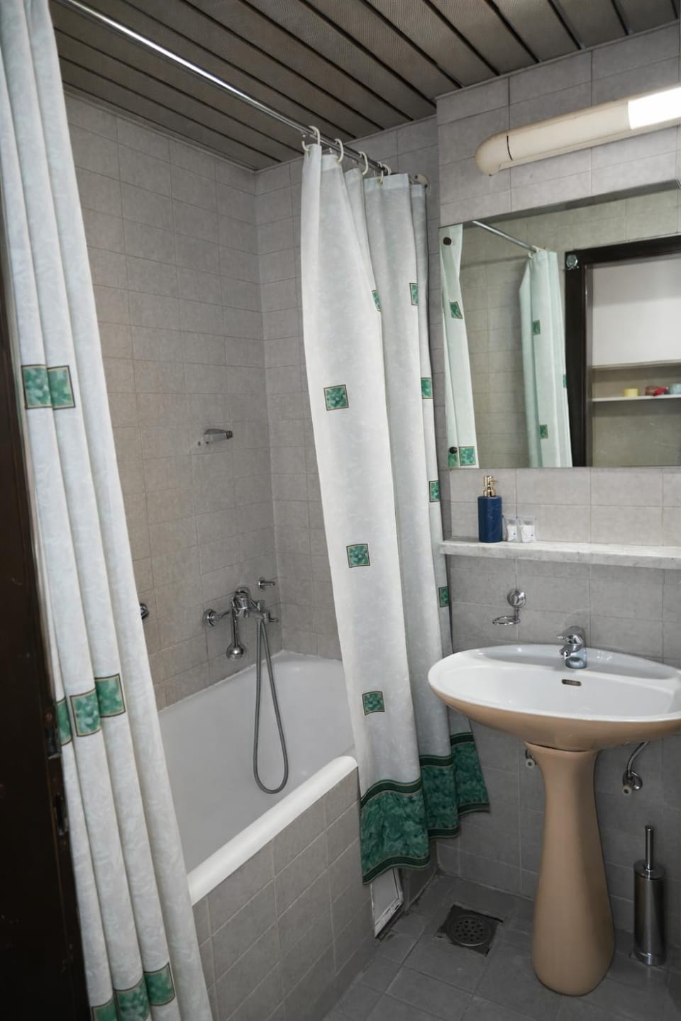 Shower, Toilet, Bath, towels