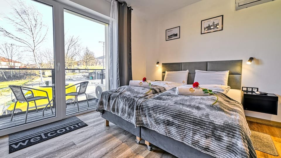 Bed, Balcony/Terrace, towels