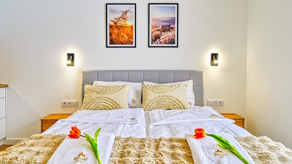 Bed, Bedroom, towels